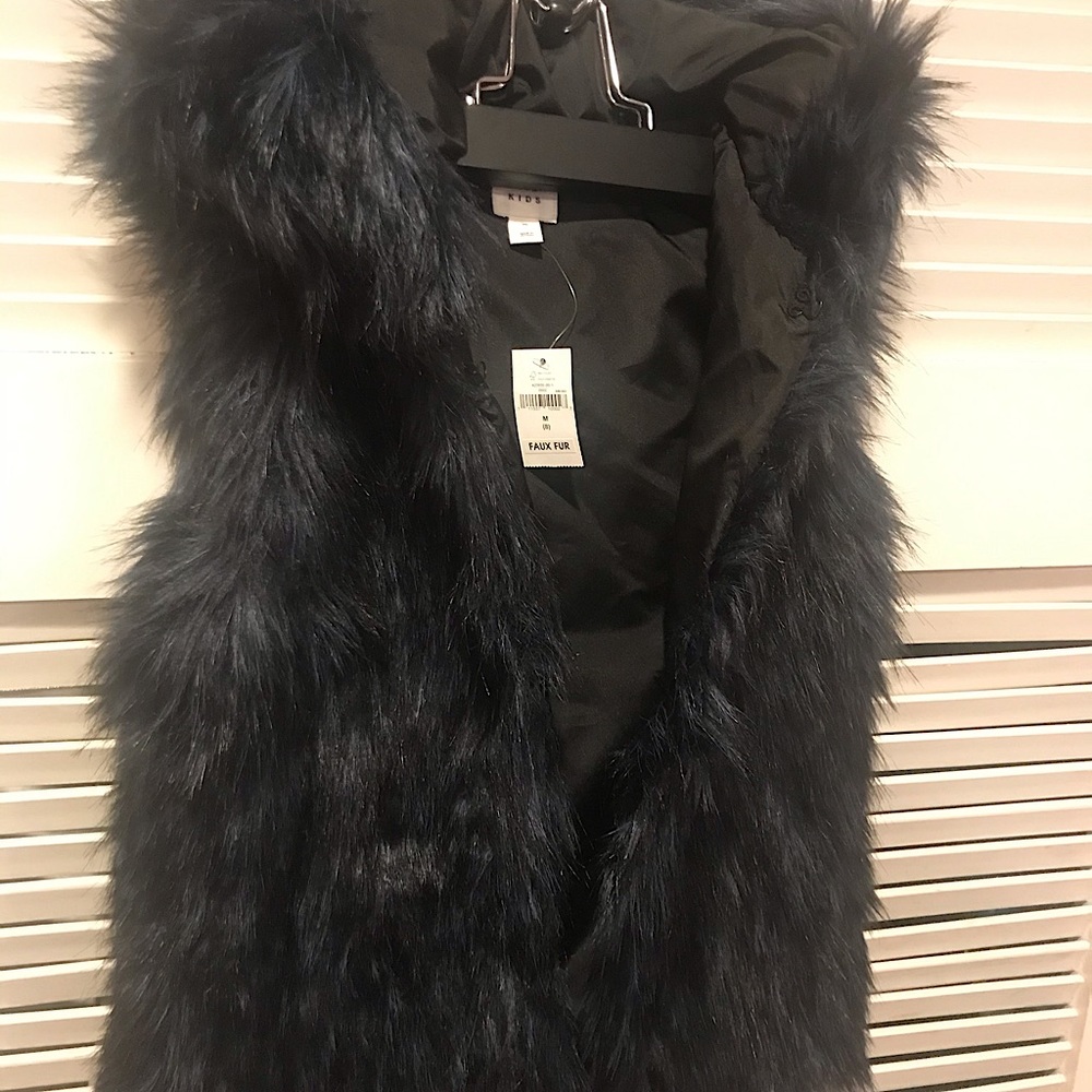 Gap kids faux fur vest with hood and closures.